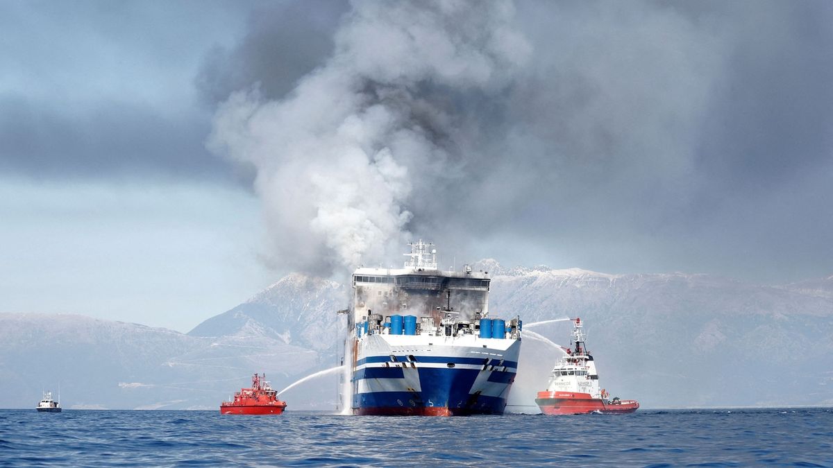 Italský trajekt u Řecka stále hoří, pátrá se po dvanácti lidech